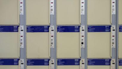 Symbolbild: Gregor Fischer/dpa
In einem Schließfach für das Gepäck von Reisenden am Bahnhof in Regensburg wurde eine Urne mit sterblichen Überresten gefunden.