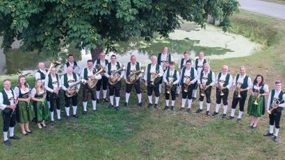 Bild: Kurt Meiler/Musikkapelle Dießfurt
Die Musikkapelle Dießfurt mit ihrem Dirigenten Jonas Schreml (rechts).
