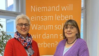 Bild: Berr/exb
Rosi Pretzl (Rechts) übergibt eine Spende für das Bruder-Gerhard-Hospiz sowie für den Hospizverein Schwandorf an Vorsitzende Gisela Pöhler.