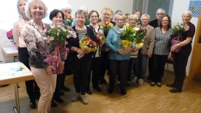 Bild: R. Kreuzer
Die Ehrung langjähriger Mitglieder nehmen Vorsitzende Christine Hüttner (Zweite von rechts), Bezirksvorsitzende Angelika Vogl (Dritte von rechts) und Pfarrer Thomas Jeschner vor.