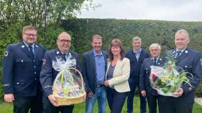 Bild: Kathrin Holzner/exb
Stadtbrandrat Richard Schieder (Dritter von rechts) feiert den 60. Geburtstag. Die Spitze der Weidener Wehr dankt ihm für unermüdlichen Einsatz.