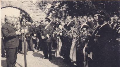 Bild: Archiv SKS Ramlesreuth/exb
Bei der Einweihung des Kriegerdenkmals am 28. Juli 1963 sprach auch der damalige Landrat Valentin Kuhbandner (links). Auch dieser Jahrestag wird am kommenden Wochenende gefeiert.