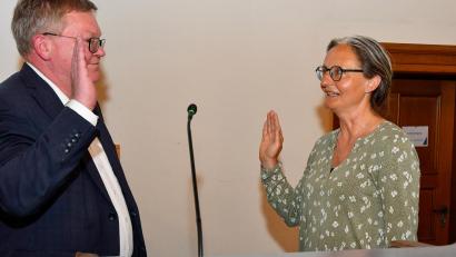 Bild: Petra Hartl
Oberbürgermeister Michael Cerny nahm der neuen grünen Stadträtin Simone Maaß am Montagabend den Eid ab.