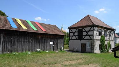 Bild: wen wl
Vorhang auf für die Alte Schießstätte. Hier bittet der Verein „Hausfluss“ am Freitag, 19. Mai, zu einer Vernissage mit der jungen Neustädter Künstlerin Moni Scharnagl.