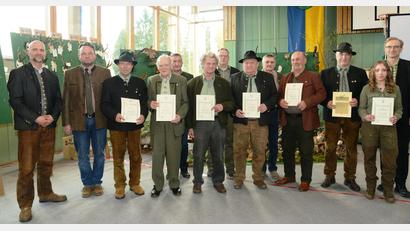 Bild: bey
Zweiter Vorsitzender Sascha Freymann, Vorsitzender Christian Ertl (von links) und Bezirksvorsitzender Alexander Flierl (rechts) ehren die langjährigen Mitglieder Hans Baierl (50 Jahre), Helmut Paulin, Hans Käs, Bernhard Wittmann, Hans Versch (alle vierzig Jahre), Hermann Hartung (25 Jahre Mitglied der Jagdhornbläsergruppe, von links) und die Mitglieder Josef Stauber, Georg Kleber, Stefan Forster und Markus Dirscherl für 25-jährige Mitgliedschaft