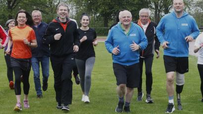 Bild: Hirsch
Zusammen mit Para-Triathlet Christoph Kolbeck (rechts) starteten Sportmoderator Armin Wolf, Bürgermeister Andreas Wopperer und die Stadtverbandsvorsitzende Karin Frankerl die diesjährige Sportabzeichenaktion.