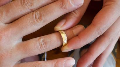 Symbolbild: Patrick Pleul/dpa
Ein Ehering am Finger.