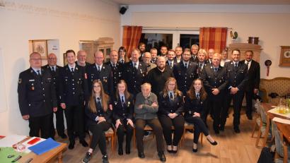 Bild: fla
Die Feuerwehr Waldthurn hat viele treue Mitglieder. 60 Jahre sindJosef Müllner (sitzend, Mitte) und Herbert Kick (stehend, Vierter von links) dabei.zeichnet.