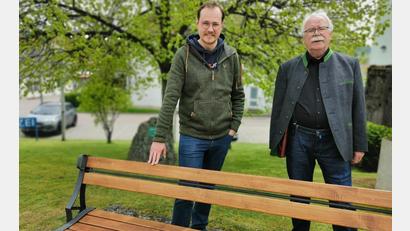 Bild: F. Mell/exb
Die beiden Vorsitzenden des OWV Tobias Ehrenfried (links) und Günther Flierl (rechts) freuen sich über die Reparatur der durch Vandalismus zerstörten Sitzbank vor der Polizeiinspektion Oberviechtach.