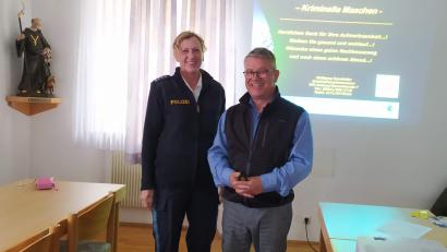 Bild: I. Eckl/exb
Die Leiterin der Polizeiinspektion Nabburg, Hauptkommissarin Sabine Roidl, und Kriminalhauptkommissar Wolfgang Sennfelder informierten über Betrüger, die sich als falsche Polizisten ausgeben.