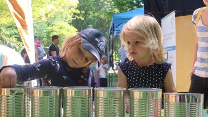 Bild: Kunz
Beim Kinderbürgerfest waren alle Sinne der kleinen Weidener gefragt, wie hier bei den Farbbüchsen.