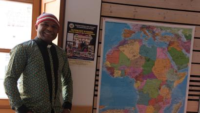 Bild: Agnes Jonas/exb
Pfarrvikar Emmanuel Ogbu präsentiert sich in nigerianischer Festkleidung.
