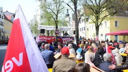 Bild: Kunz
Bei strahlendem Sonnenschein kritisierten Alexander Gröbner (Bild) und die anderen Redner der Maikundgebung am unteren Markt in Weiden der Gewerkschaften soziale Missstände in den Betrieben wie der Bäckerei Brunner und richteten mahnende Worte auch in Richtung der Verantwortlichen für das Gesundheitswesen.