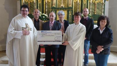 Bild: Herrmann/exb
Die Kolpingsfamilie hilft mit Spenden. Auf dem Foto sind in der vorderen Reihe von links Stadtpfarrer und Präses Wolfgang Dietz, Kassier Erwin Hunger, Gemeindereferent Christian Glaser und Maria Sterr, die Vorsitzende vom Verein "Zukunft in Würde" bei der Übergabe zu sehen. In der hinteren Reihe stehen (von links) Kolping-Vorsitzender Hans Herrmann, daneben die Vorstandsmitglieder.