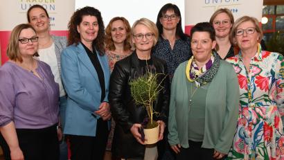 Bild: gf
Neuwahlen im FU-Kreisverband Amberg Stadt. Unser Bild zeigt (von links) Christine Heinrich, Elisabeth Lanzinger, Andrea Nagler, Tatjana Herrmann, Susanne Herding, Birgit Barth, Beate Wollmann, Kathrin Fischer und Gertraud Neiswirth.