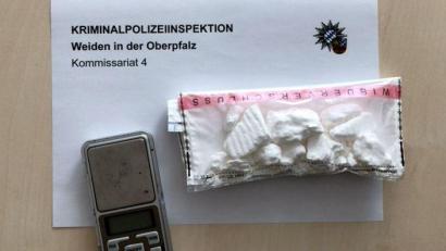 Bild: Kriminalpolizei Weiden i.d. Opf
80 Gramm Kokain wollte der 17-Jährige noch schnell entsorgen, als die Polizei bei ihm zu Hause aufkreuzte. Die Beamten konnten die Drogen sichern.