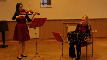 Bild: sne
Violinistin Susanne Hofmann mit Bandoneonvirtuosin Judith Brandenburg zeigten Tango zum Zuhören.