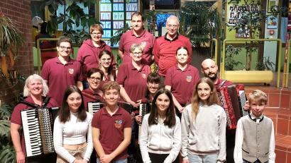 Bild: Heike Reil/exb
Das Weidener Akkordeon-Orchester präsentierte sich bei einem kleinen Konzert und ruft Musiker auf mitzumachen.