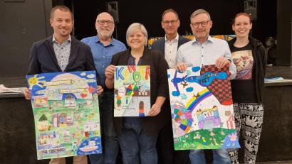 Bild: Ewald Zenger/exb
Die Jury hatte die Qual der Wahl beim Wettbewerb für das Plakat des diesjährigen Kinderbürgerfestes. Gewonnen hat schließlich das Bild in der Mitte von Franziska Schmitz-Falkenberg (12 Jahre, Elly-Heuss-Gymnasium Weiden).