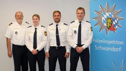 Bild: Polizeipräsidium Oberpfalz/exb
Polizeipräsident Norbert Zink (links) führte den neuen Leiter der Polizeiinspektion Schwandorf, Polizeioberkommissar Michael Duschl (Zweiter von rechts), in sein Amt ein.