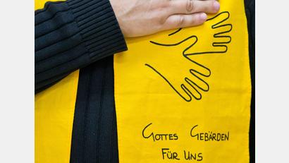 Symbolbild: Daniel Karmann/dpa
Einen Gottesdienst für Gehörlose und Hörgeschädigte gibt es am Sonntag, 14. Mai, in Weiden.