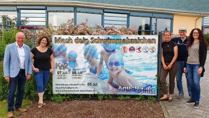 Bild: Bernhard Fleischmann
Von links: Bürgermeister Roland Strehl, Team für die Abnahme der Schwimmabzeichen, Babara Hottner, 
Jacqueline Zirnstein, Bernhard Fleischmann und Veronika Straller.