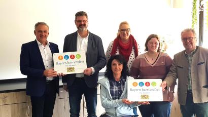 Bild: BSZ Wiesau/exb
Freude über das Signet „Bayern barrierefrei“: Im Bild (von links) Landrat Roland Grillmeier, stellvertretender Schulleiter Wolfgang Prebeck, Behindertenbeauftragte des Landkreises, Doris Scharnagl-Lindinger, BSZ-Inklusionsbeauftragte Yvonne Landefeld, Christina Ponader vom Netzwerk Inklusion und Bürgermeister Toni Dutz.