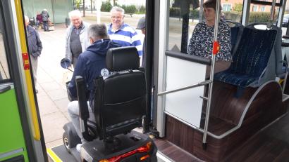 Bild: Kunz
Das Sanitätshaus Heining probierte am Stadtbus die Zustiegsrampe für Rollstuhlfahrer aus.