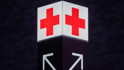 Symbolbild: Julian Stratenschulte/dpa
Ein Pfeil weist den Weg zur Notaufnahme eines Krankenhauses.