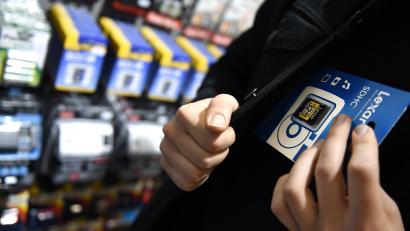 Symbolbild: Felix Kästle/dpa
Mädchen hatten es in einem Selbstbedienungsladen auf Kosmetikprodukte abgesehen.