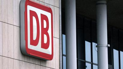 Bild: Karl-Josef Hildenbrand/dpa
Das Logo der Deutschen Bahn am Gebäude des Hauptbahnhofs in Würzburg: Der 50-Stunden-Warnstreik bei der Deutschen Bahn ist kurzfristig abgesagt worden.
