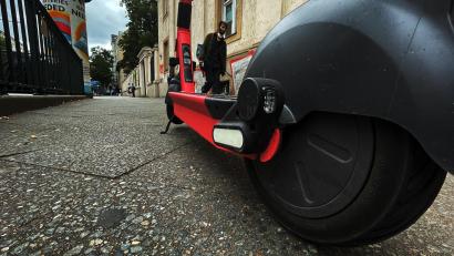 Symbolbild: Paul Zinken/dpa
Ein E-Scooter auf einer Straße.