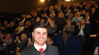 Bild: Hirsch
Applaus für den Filmemacher Simon Süß: Bei der Premiere seines Oberpfälzer-Films war das Lichtwerk-Kino in Schwandorf voll besetzt.