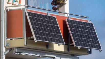 Symbolbild: Stefan Sauer/dpa
Solarmodule für ein sogenanntes Balkonkraftwerk hängen außen an einer Wohnung. Infos zu dieser Form der Solartehcnik gibt es bei einer Veranstaltung in Kümmersbruck.