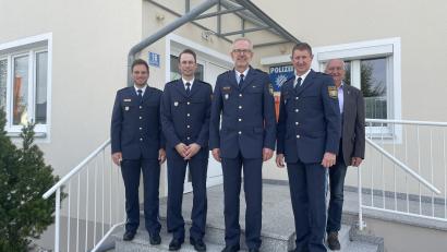Bild: Polizeipräsidium Oberpf./exb
Polizeihauptkommissar Sebastian Lintl, Polizeihauptkommissar Bernhard Voith, Polizeivizepräsident Thomas Schöniger, Polizeihauptkommissar Christian Allgeier, Personalrat Franz Eichenseher (von rechts).