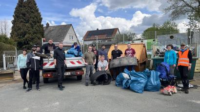 Bild: jr
Der JU-Ortsverband Mitterteich sammelte achtlos weggeworfenen Müll ein. Unter Leitung von Ortsvorsitzendem Johannes Höcht (Vierter von rechts) machte sich das Team auf den Weg.