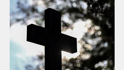 Symbolbild: Patrick Pleul
Ein Kreuz auf einem Friedhof.