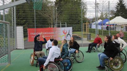 Bild: kro
Das Tirschenreuther Jugendgremium feierte mit einem Jugendtag seinen 10. Geburtstag. Höhepunkt: Jugendrat und Stadtrat duellierten sich im Rollstuhl-Basketball.