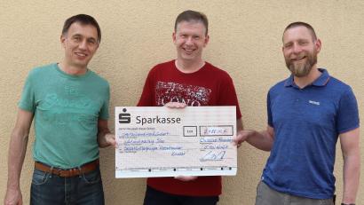Bild: mfh
Der Vorsitzende des Schlackenvereins, Christian Koch (links), und sein Stellvertreter Andy Moser (rechts) übergaben den symbolischen Scheck im Wert von 3488 Euro an Marco Kind, den Zweiten Vorsitzenden der Selbsthilfegruppe Krebskranker Kinder Amberg-Sulzbach.
