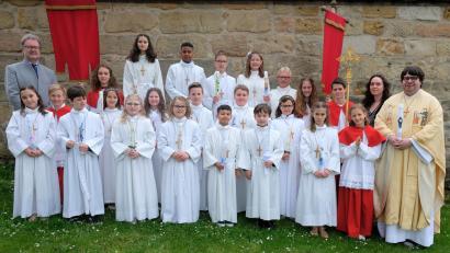 Bild: do
17 Kinder gingen am Sonntag in Eschenbach zum ersten Mal "zum Tisch des Herrn". Unser Bild zeigt die Kommunionkinder nach dem Festgottesdienst mit Stadtpfarrer Johannes Bosco, Pastoralreferent Alfred Kick, Schulleiter Wolfgang Bodensteiner und Klassenlehrerin Evelin Zeitler