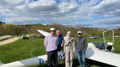 Bild: Katrin Rogenhofer, LSG Amberg
Strahlende Gesichter nach der erfolgreichen Piloten-Prüfung: Sana Jumah mit ihren Fluglehrern Christoph Debler (von links) und Peter Huber sowie Prüfer Franz Klimt.