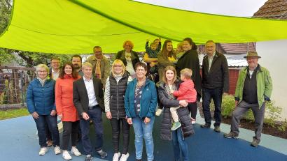 Bild: mfh
Das konnten alle Beteiligten bei der Übergabe in der Kita in Neukirchen selbst feststellen: Das Sonnensegel schützt auch vor Regen.