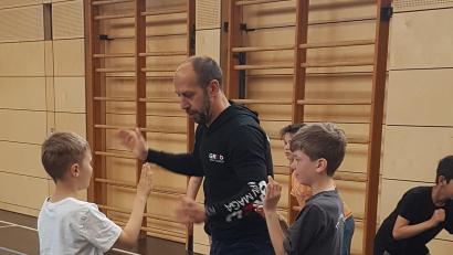 Bild: Grundschule Bad Neualbenreuth/exb
Das Kravmaga-Team aus Wiesau besuchte jetzt die Grundschule Bad Neualbenreuth und hielt dort eine Schnupperstunde "Selbstverteidigung".