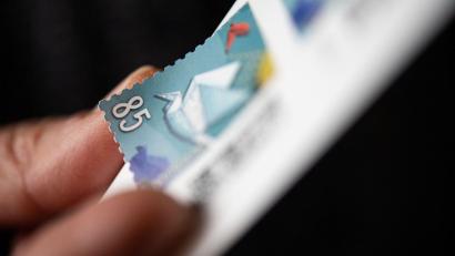 Bild: Marijan Murat/dpa
Anfang 2022 verteuerte sich der Inlandsstandardbrief von 80 auf 85 Cent. 2024 will die Deutsche Post das Briefporto früher erhöhen als geplant.