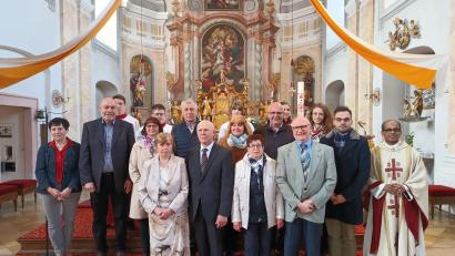Bild: Wolfgang Plonner/exb
Ehepaare aus dem Bereich der Pfarrei Bad Neualbenreuth erinnerten sich kürzlich an ihre Eheschließung vor 5 bis 50 Jahren, im Bild zusammen mit Pfarrer George Parankimalil, dem liturgischen Dienst und den Mitwirkenden zur musikalischen Gestaltung.