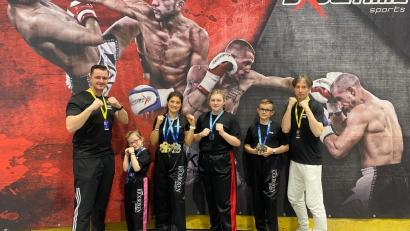 Bild: Alexandra Fizia/exb
Auf dem Bild von links: Coach Erich Aul, Josefine Fizia, Jenny Wurster, Laura Paßler, Max Fizia und Coach Albin Kosiorek.
