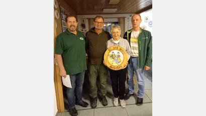 Bild: Gerlinde Biersack/exb
Schützenmeister Uli Götz (links) und Schießleiter Werner Irlbeck (rechts) gratulierten Norman Paumer (Zweiter von links) und Edith Mösbauer (Zweite von rechts).