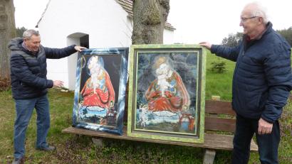 Bild: Eimer/exb
Peter Egerer und Helmut Friedl (von links) überreichten die Kopie des Hinterglasbildes für die Kapelle in Schiltern.