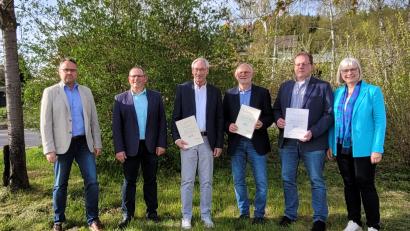 Bild: Bild Annemarie Mösbauer/exb
Bezirksvorsitzender Manuel Sennert und Zweiter Bürgermeister Egbert Völkl gratulierten Johann Steger, Siegfried Bräuer und Thomas Schwingl zur Ehrung. Die Urkunden hatte Kreisvorsitzende Ortrud Spörl (von links) überreicht.