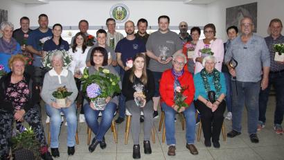 Bild: Schützenverein Einigkeit/exb
Die glücklichen Gewinner des Erbendorfer Muttertagsschießens mit den drei Erstplatzierten
Tatjana Mathes (sitzend, links), Marina Beer (sitzend, Dritte von links) und Michael Gerschau (stehend, Zweiter von links).